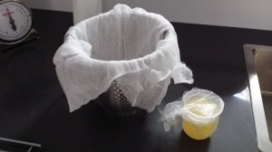 Benodigd: kaasdoek en citroen voor het laten schiften van de melk