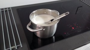 Melk koken, dan citroensap erbij