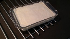 De kaaswrongel in een schaaltje doen