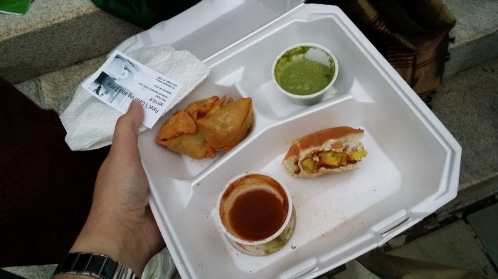 Samosas, en een halve vada pav - Indiase vegetarische hamburger van aardappel. Superlekker