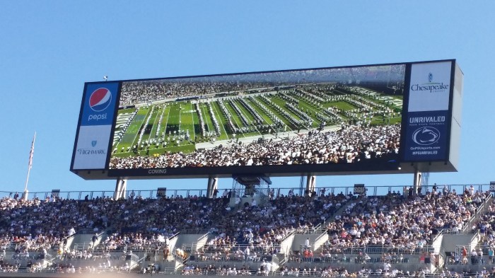 Loopshow van de Blue Band. De figuren kun je best uit de lucht zien...