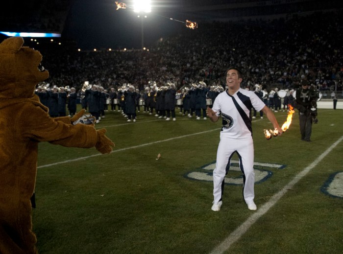 De vorige feature twirler van de Penn State Blue Band