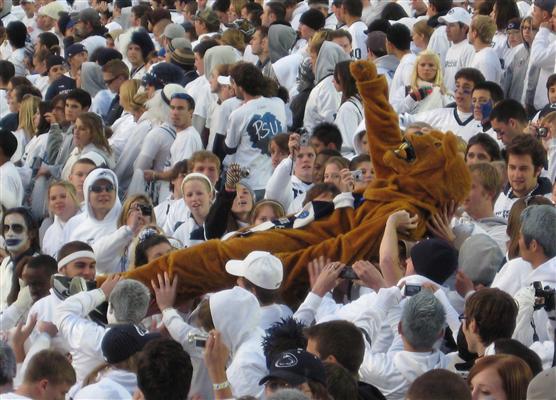 De Nittany Lion crowdsurfend over het publiek