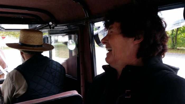 Ma in de koets van de Amish. Met Gideon voorin