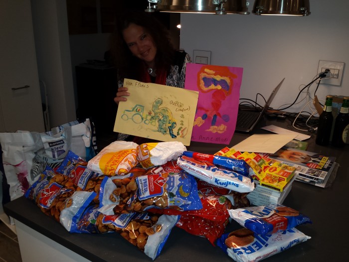 Het was net Sinterklaas. Kilo's met stroopwafels, kaas, drop en pepernoten!