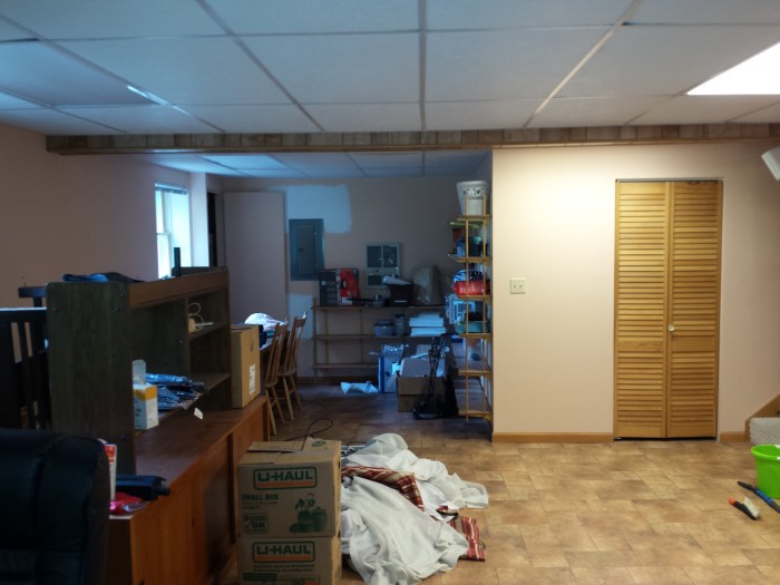 VOOR: met eiken deurtjes, roze muren, en bruin vinyl