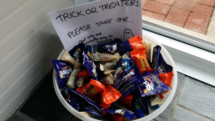 Onze bak met snoep voor Halloween