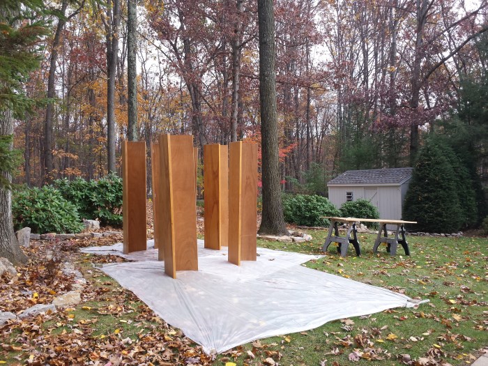 Het buiten schilderen van de vele klapdeuren in de kelder