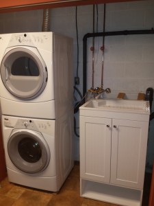 De nieuwe situatie. Met waterpunt naast de wasmachine!