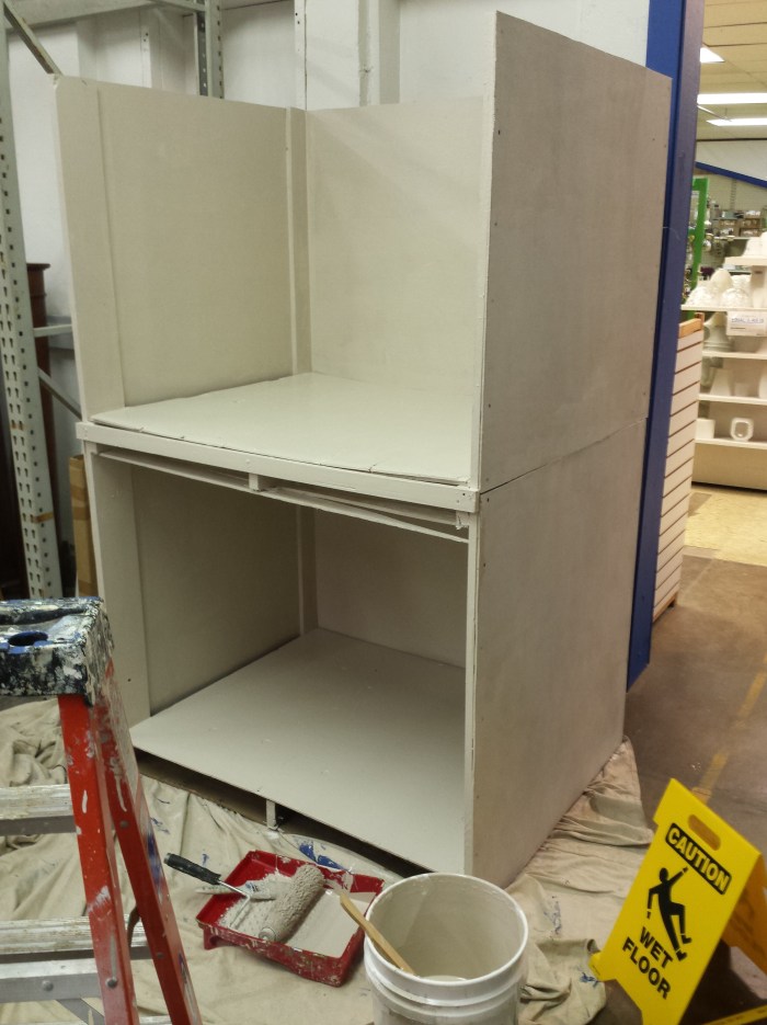 Stellingmateriaal, verstevigd en geschilderd