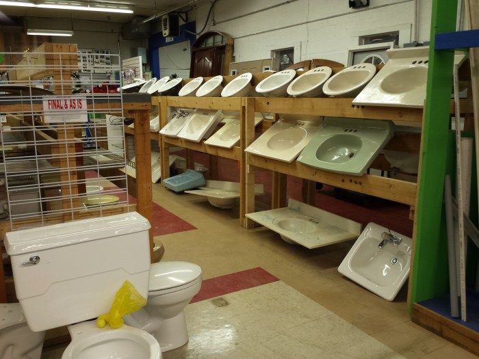 De stelling met wasbakken