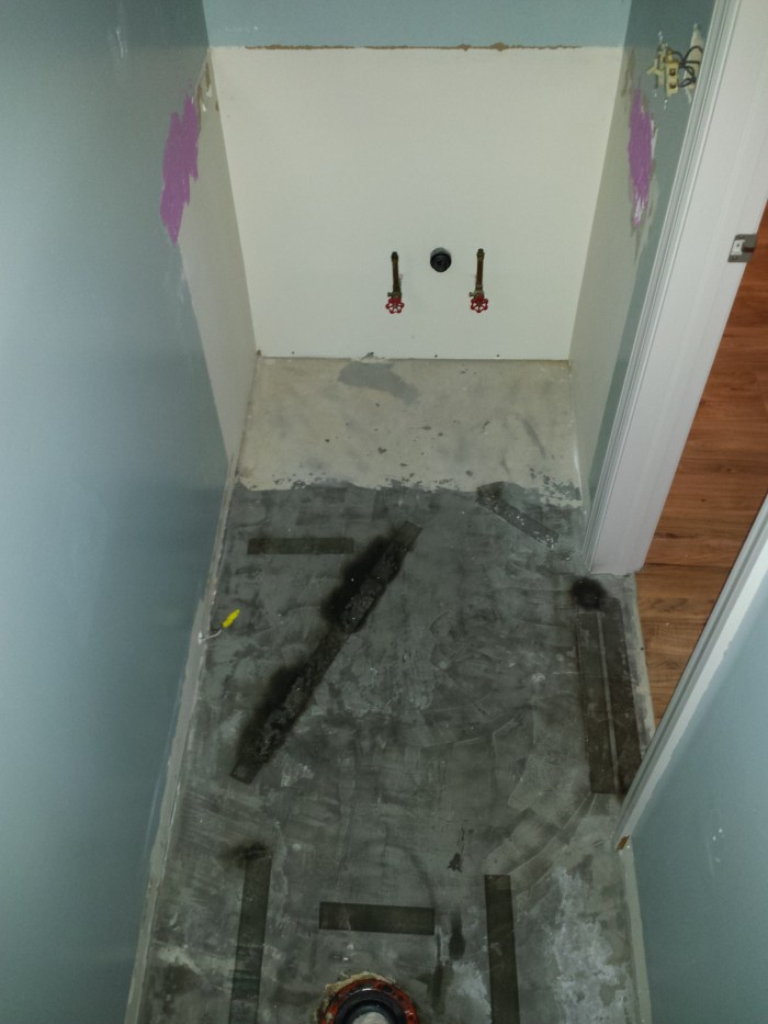 Het badmeubel verwijderd, vloer eruit...