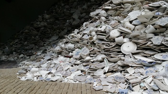 Een berg delfts blauw in het Zuiderzeemuseum