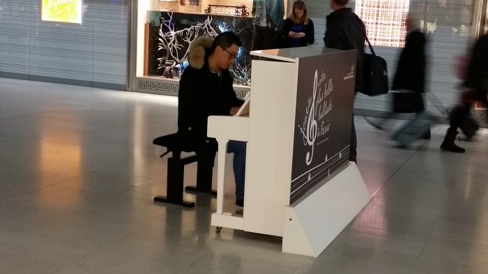 Een pianist op het vliegveld. Geen dreiging op het vliegveld
