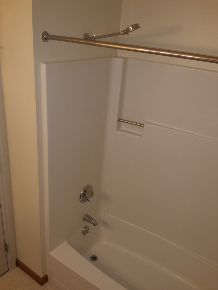 Oude situatie: een lelijk, polyester bad. Veel te kort, veel te smal, en veel te ondiep...