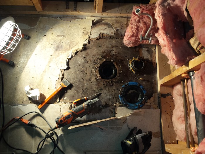 De wc eraf... verrotte vloer