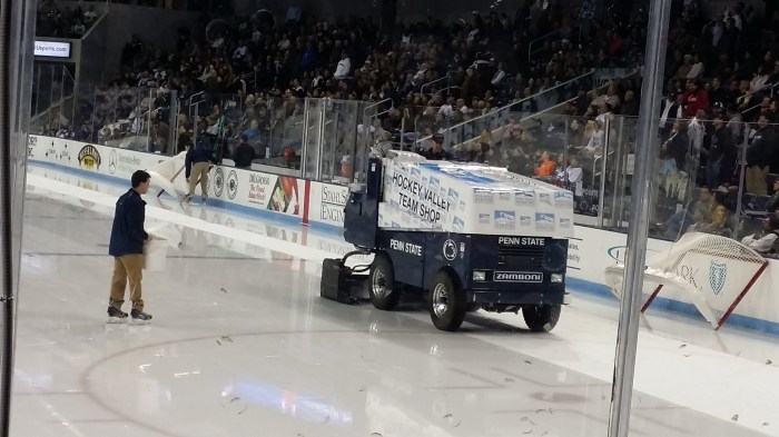Zamboni's (kleintjes) op het ijs van de ijshockeybaan