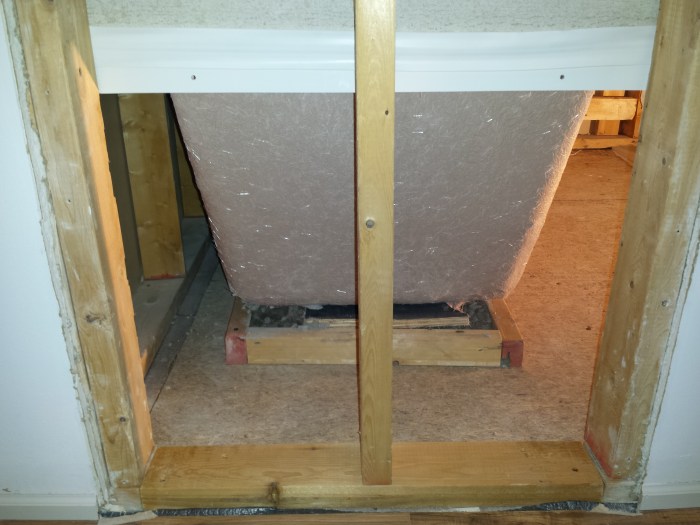 De mal met het beton onder het bad