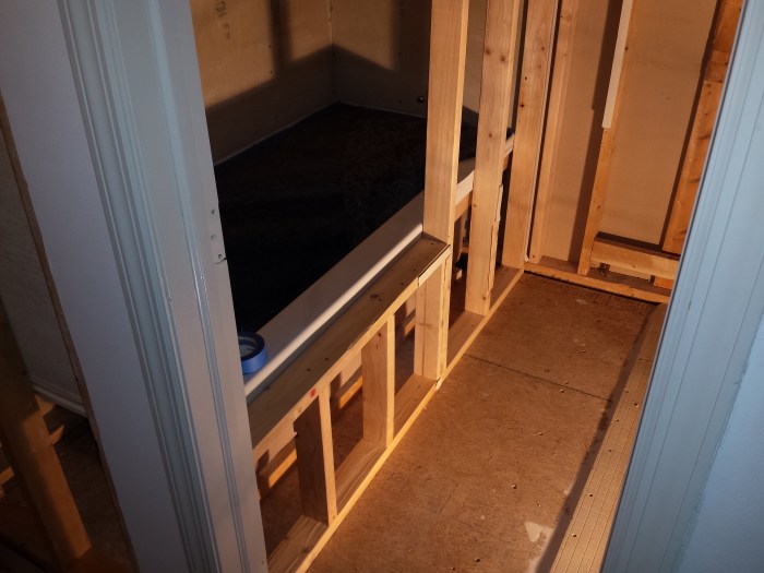 De balkenconstructie voor de muurtjes