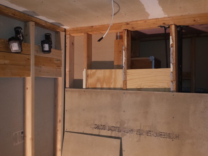 Backer board op de muren. Ook bovenaan. Lastig... in je eentje! 