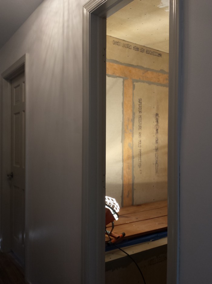 De dichte muur in de gang... (valt niet meer op he!) en de afgedichte naden tussen de backer boards