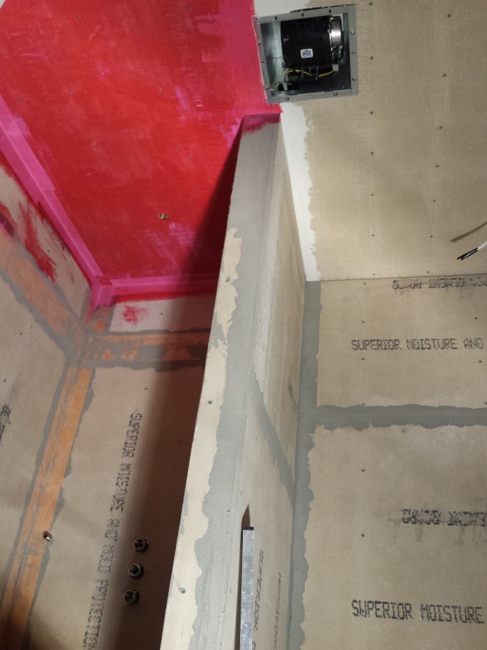 Redgard op het plafond van het douchegedeelte. Ja echt, het is rood spul! 