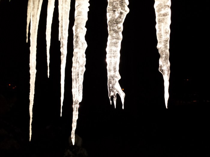 Dikke ijspegels in de nacht