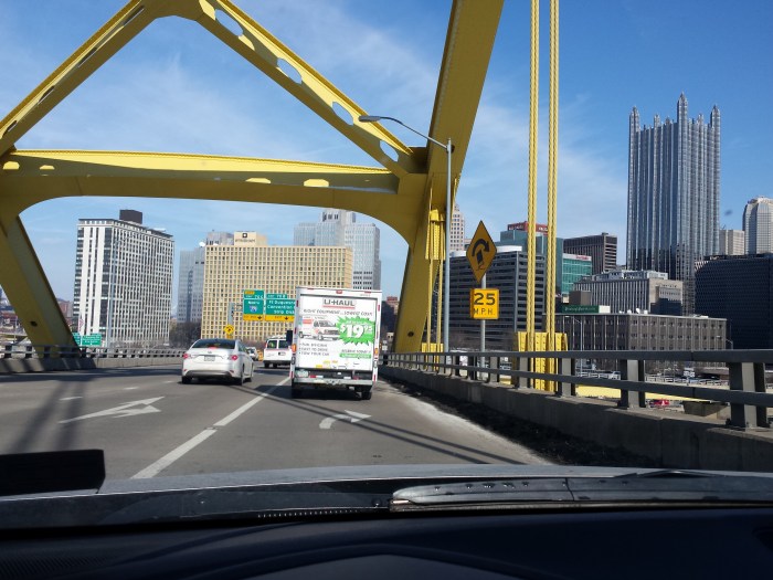 Een volgeladen IKEA busje in de City of Bridges (Pittsburgh)