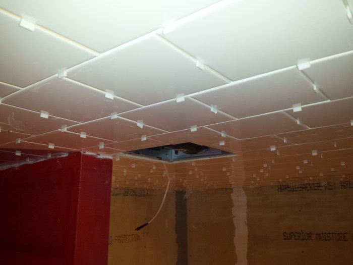 Plafond - met de tegelkruisjes er nog in