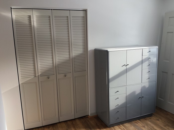 Dressoir bij het bed