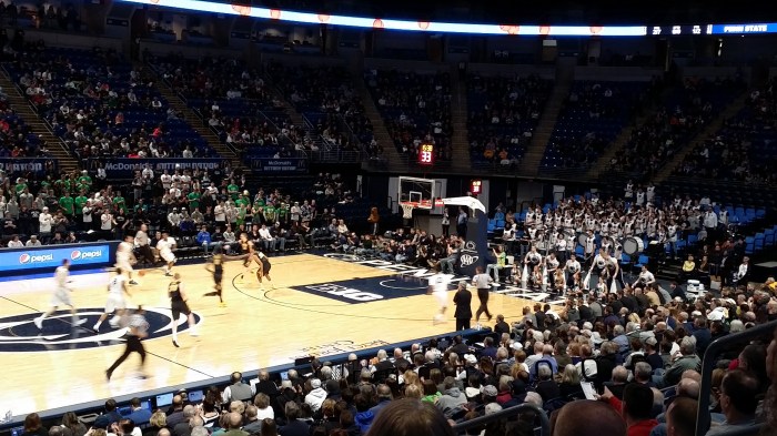 Basketball wedstrijd (met de Blue Band op rechts)