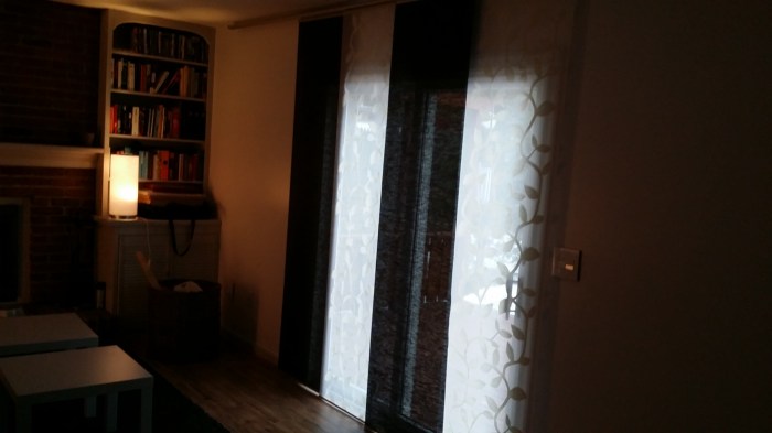 Paneelgordijnen in de family room voor de tuindeuren