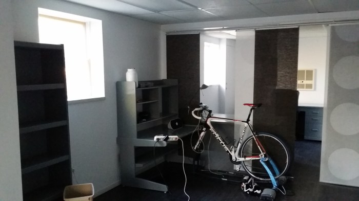 Bureaus vers overgeschilderd (met een paneelgordijn van IKEA)