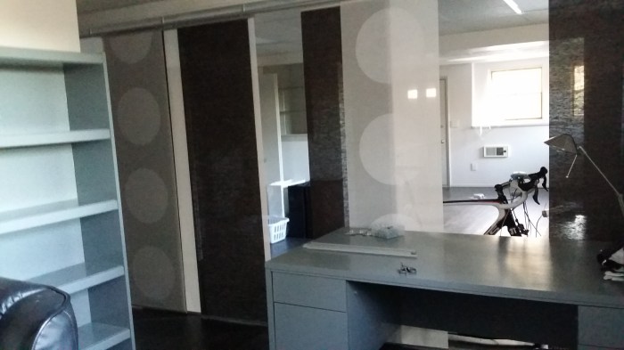 Aan de andere kant van het paneelgordijn