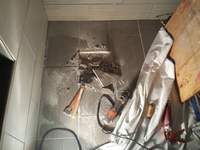 Reparatie van de gebroken vloertegel