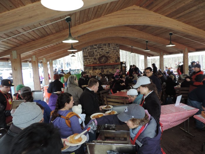 Amerikaanse pannenkoeken eten 