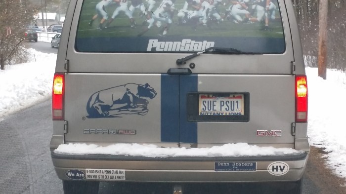 Een Penn State fan met passende stickers en kenteken