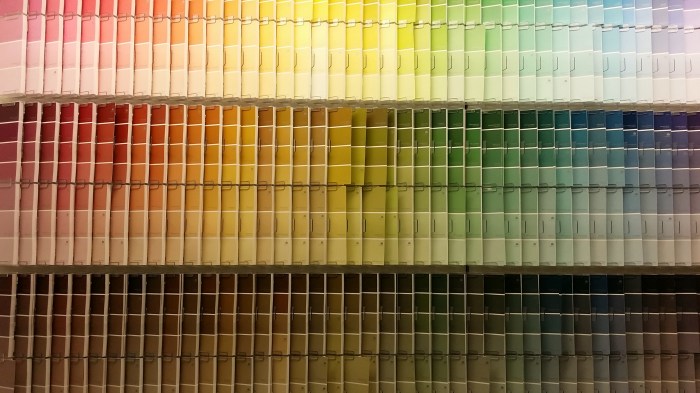 Kleurkaartjes-kunst in de bouwmarkt