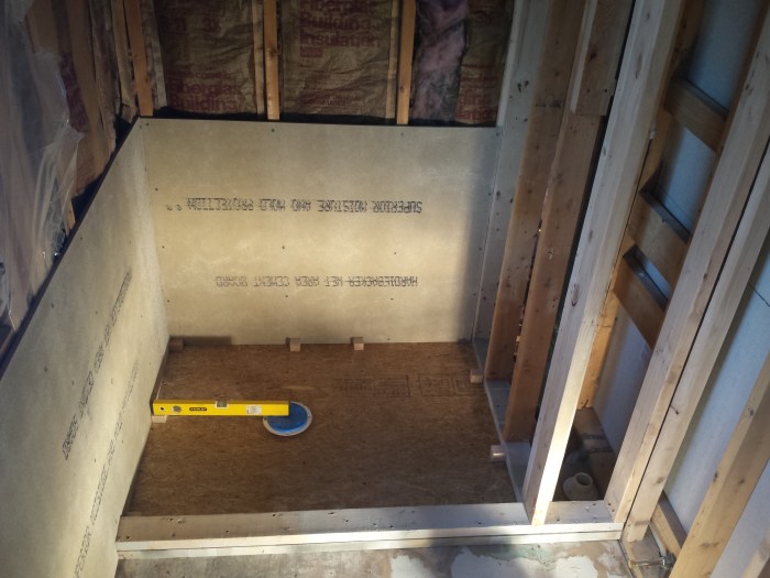 Een vloertje leggen van beton (met afschot naar de afvoer)