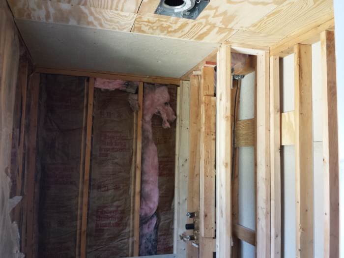 ... en ook de rest eruit. Inmiddels zitten er al weer houten platen aan het plafond