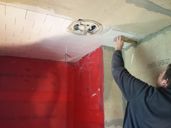 De muren van het douchegedeelte zijn nu ook waterdicht gemaakt. En het tegelen van het plafond is begonnen