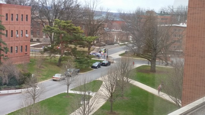 En een deel van z'n ritje op de campus. Snel, en een hele hoop lawaai