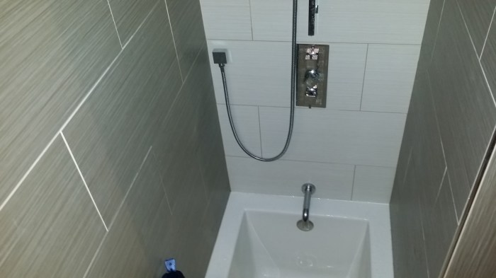 De andere kant van het bad - hier zit dus een regendouche boven :-) 