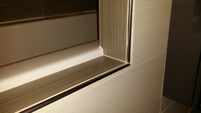 Mooie details: metalen stripjes langs het muurtje