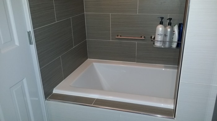 Bad - 6 feet lang (dus 1.82 meter) 