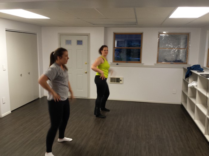 Indiaas dansje oefenen in onze basement. Ruimte genoeg!