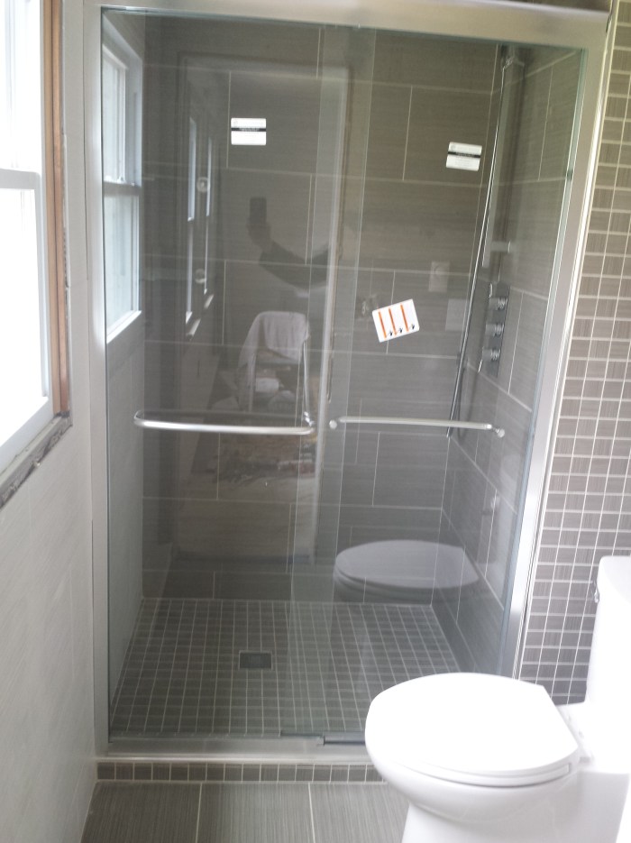 De douchewand en de wc geinstalleerd