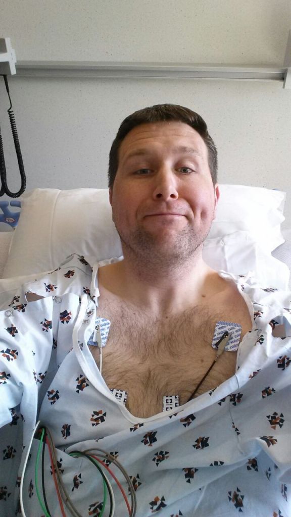 Michiel met een hoop plakkers voor de hartmonitor