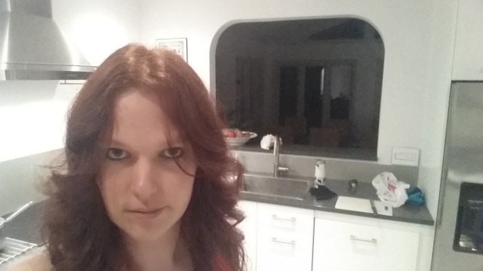 Nog een keer. Oranje haar, dan in het licht van de keukenspotjes