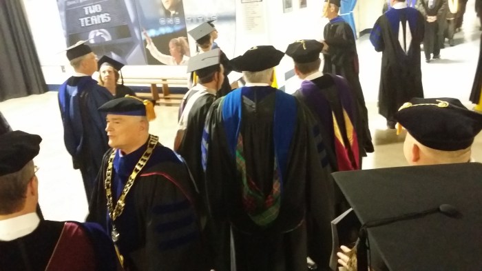 Achter de schermen. De prof met de burgemeestersketting is de president van de universiteit